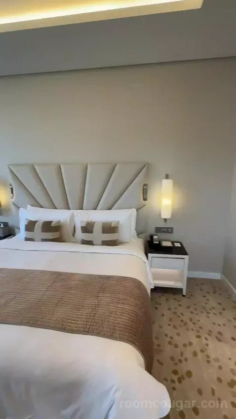 Metropolitan Suite with 1 King, Sea View (#617) bed picture #7