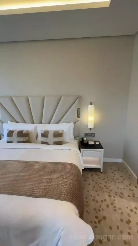 Metropolitan Suite with 1 King, Sea View (#617) bed picture #8