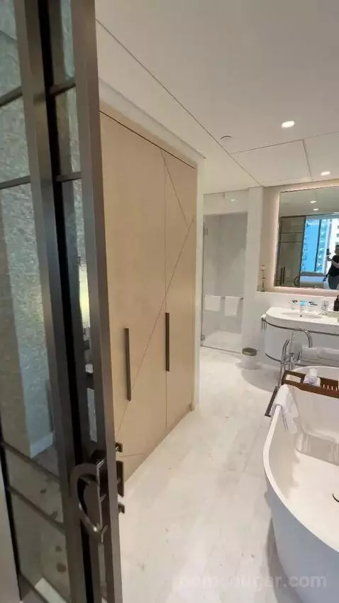 Metropolitan Suite with 1 King, Sea View (#617) bathroom picture #3