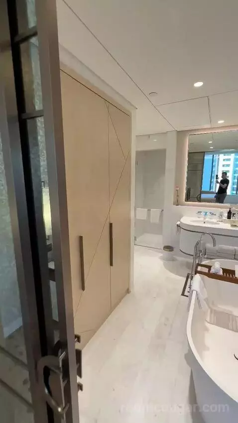 Metropolitan Suite with 1 King, Sea View (#617) bathroom picture #4