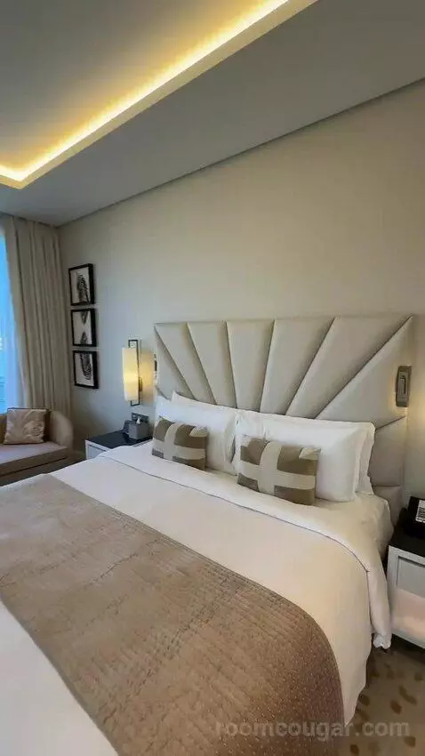 Metropolitan Suite with 1 King, Sea View (#617) bed picture #9
