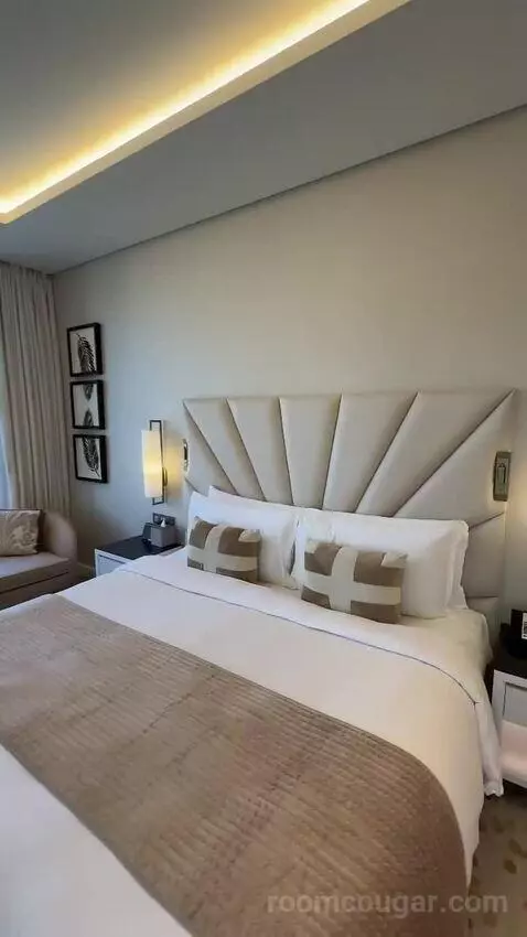 Metropolitan Suite with 1 King, Sea View (#617) bed picture #10