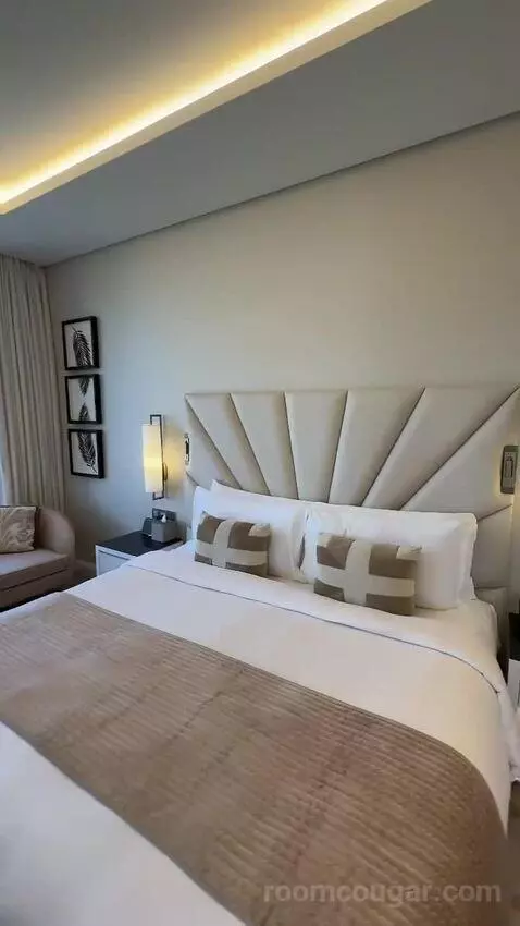 Metropolitan Suite with 1 King, Sea View (#617) bed picture #11