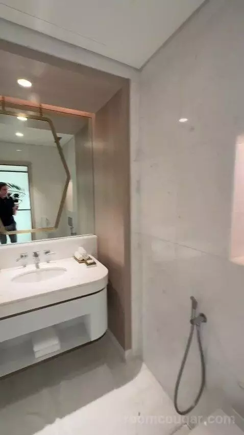 Metropolitan Suite with 1 King, Sea View (#617) bathroom picture #1