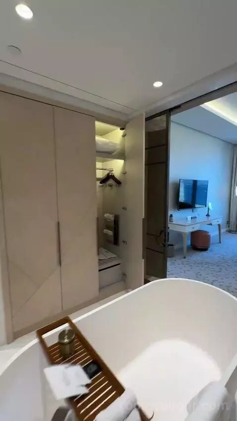 Metropolitan Suite with 1 King, Sea View (#617) bathroom picture #9