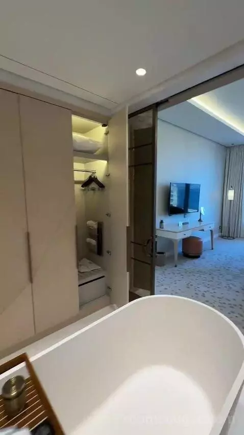 Metropolitan Suite with 1 King, Sea View (#617) bathroom picture #10
