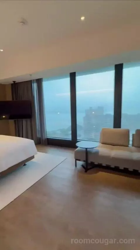 Premium Suite (#1722) bed picture #5