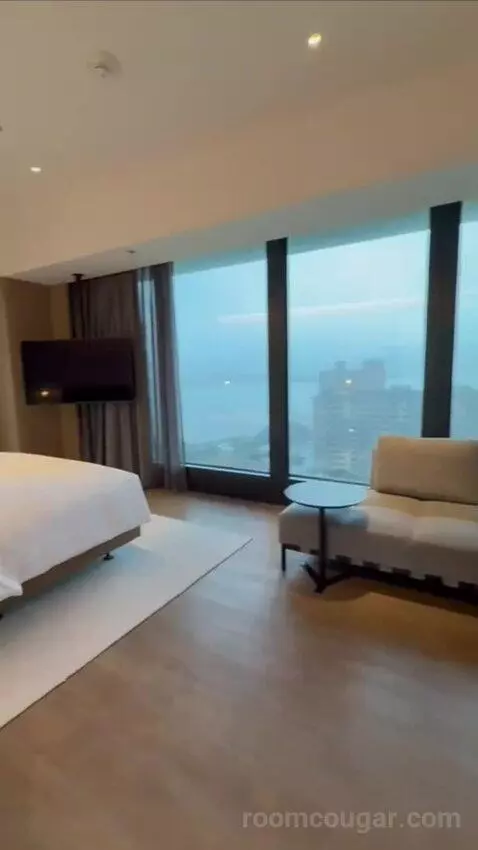 Premium Suite (#1722) bed picture #6