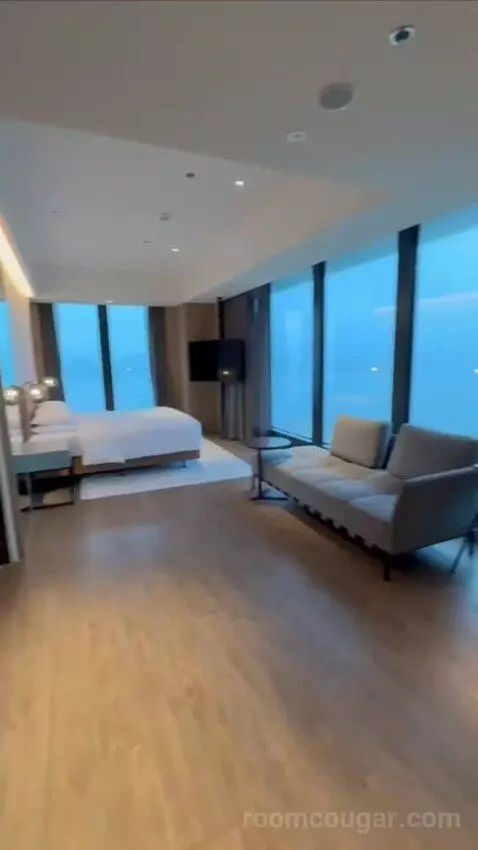 Premium Suite (#1722) bed picture #1