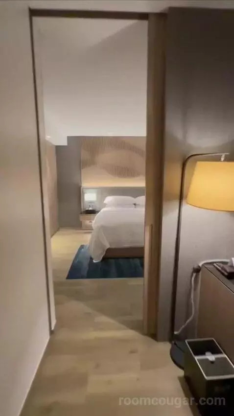 Courtyard Suite, Executive Lounge Access, Suite, City View (#1905) bed picture #3