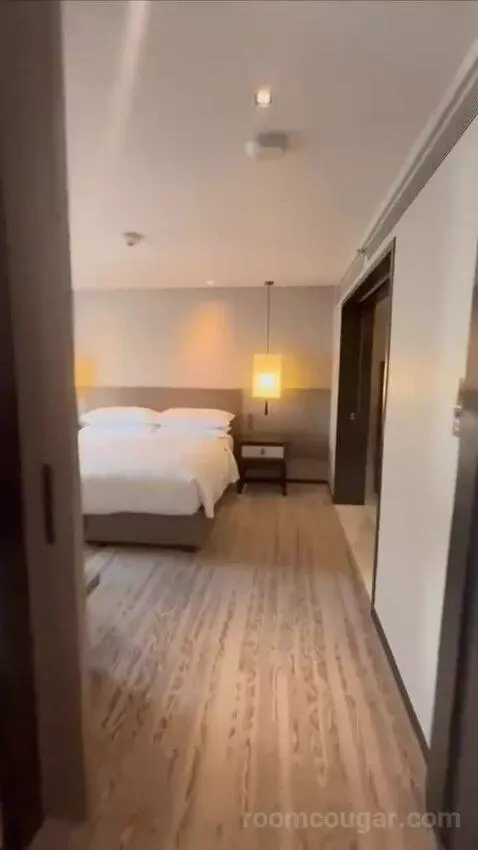 1 Bedroom Suite, 1 King (#2029) bed picture #1