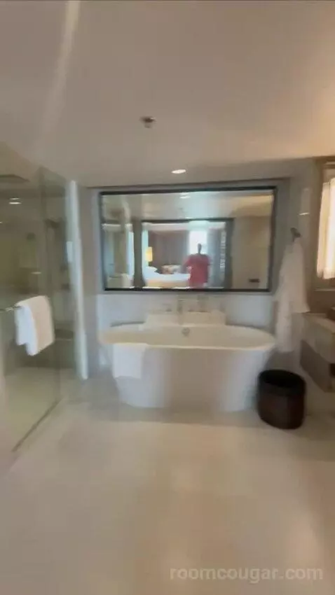 1 Bedroom Suite, 1 King (#2029) bathroom picture #4