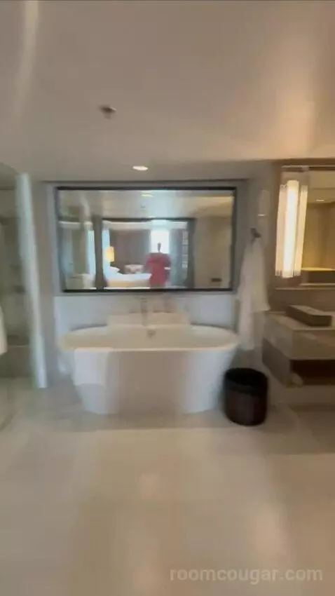 1 Bedroom Suite, 1 King (#2029) bathroom picture #5