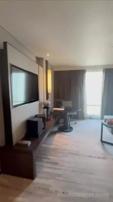 1 Bedroom Suite, 1 King (#2029) view picture #3