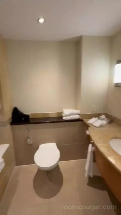 Corner, Junior Suite (#722) bathroom picture #5