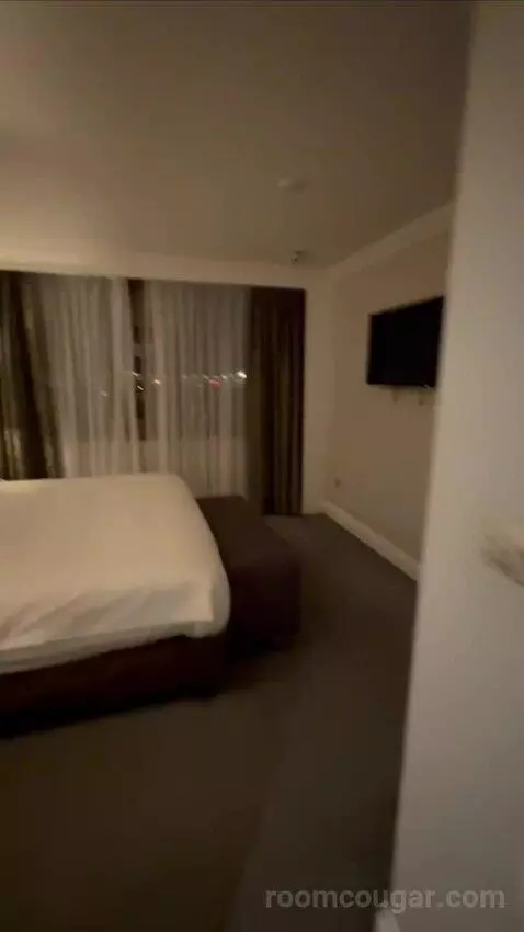 Executive Runway Suite bed picture #7