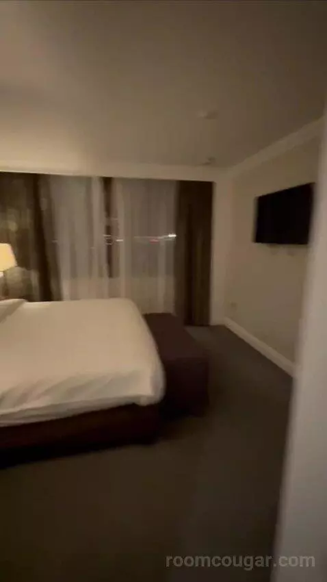 Executive Runway Suite bed picture #8