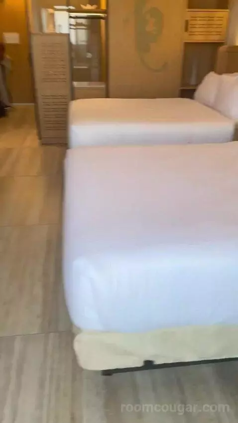 Queen Room with Two Queen Beds and Partial Ocean View bed picture #4
