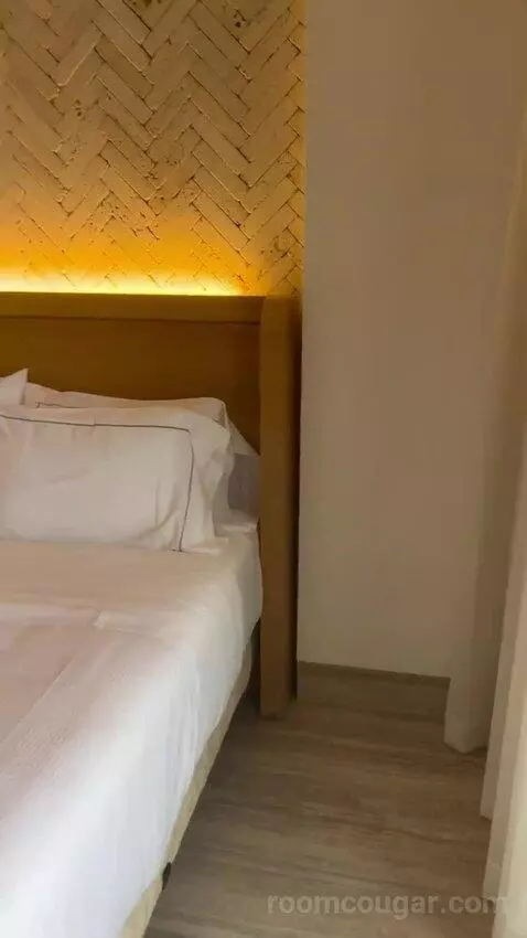 Queen Room with Two Queen Beds and Partial Ocean View bed picture #5