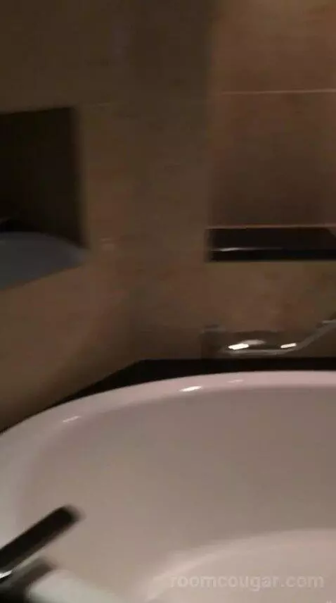 Deluxe Double Room with Two Double Beds and Skyline View bathroom picture #2