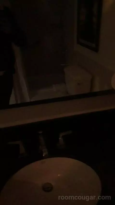 Premium Queen Room with Two Queen Beds and Lake View bathroom picture #6
