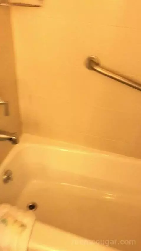 Premium Queen Room with Two Queen Beds and Lake View bathroom picture #10