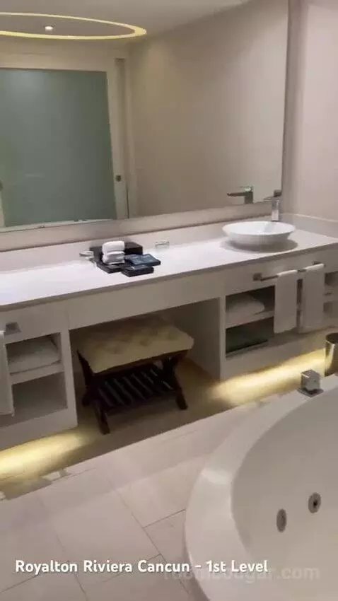 Luxury Suite Ocean View with Terrace Jacuzzi bathroom picture #2