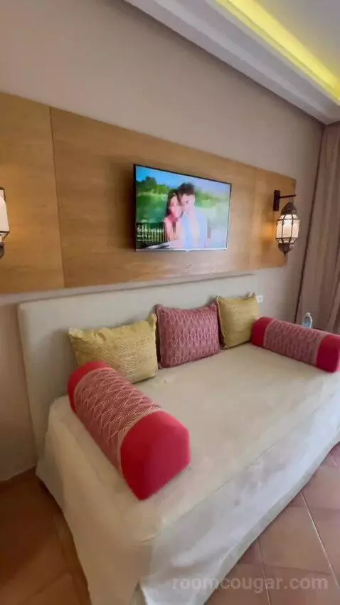 Suite with Balcony bed picture #3