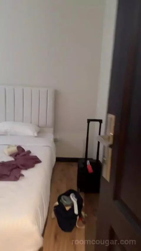 Suite bed picture #9