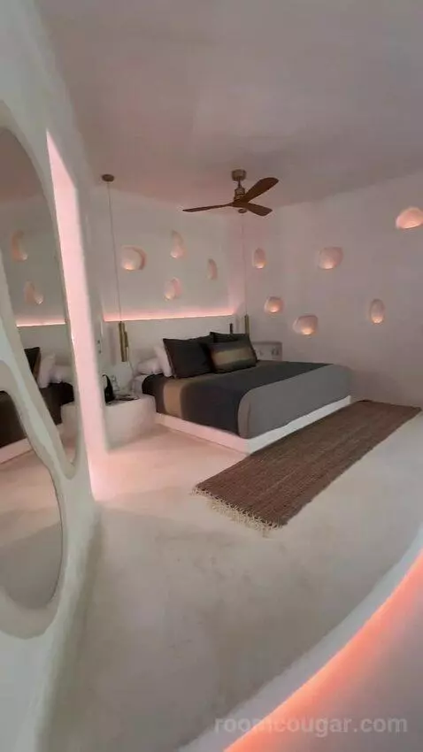 Superior Villa bed picture #3