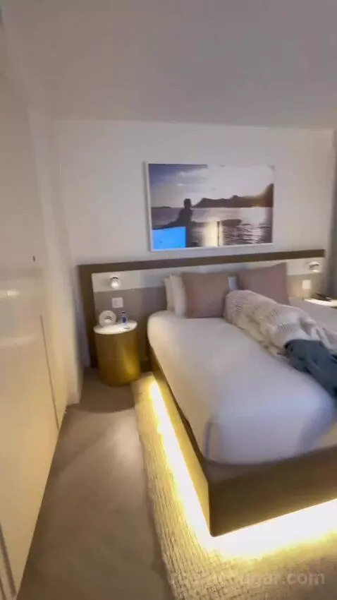 Fabulous Studio Suite, Larger Studio, Ocean View, Balcony bed picture #11