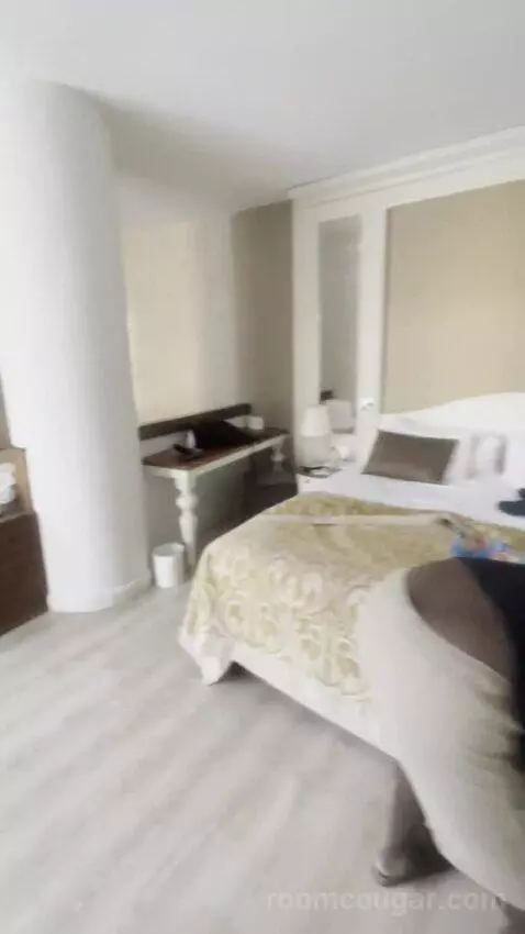 Suite bed picture #2