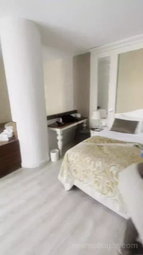 Suite bed picture #3
