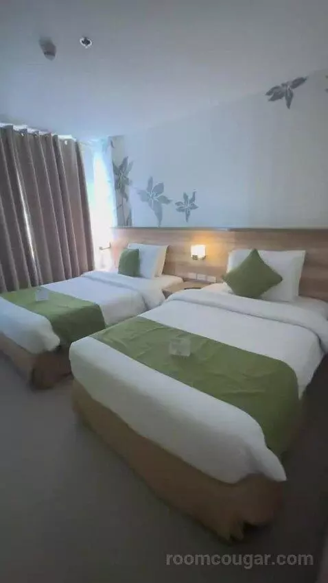Suite bed picture #3