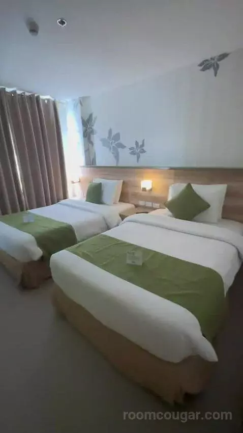 Suite bed picture #4