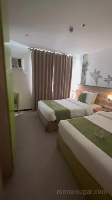 Suite bed picture #7