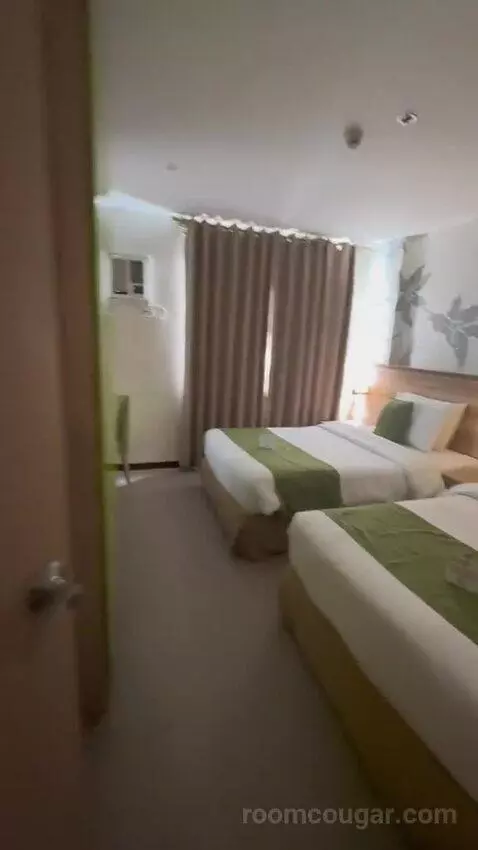 Suite bed picture #8