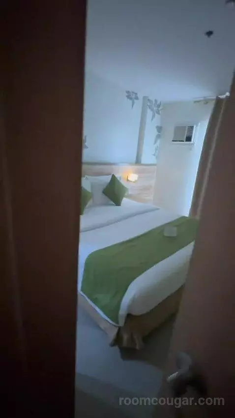Suite bed picture #9