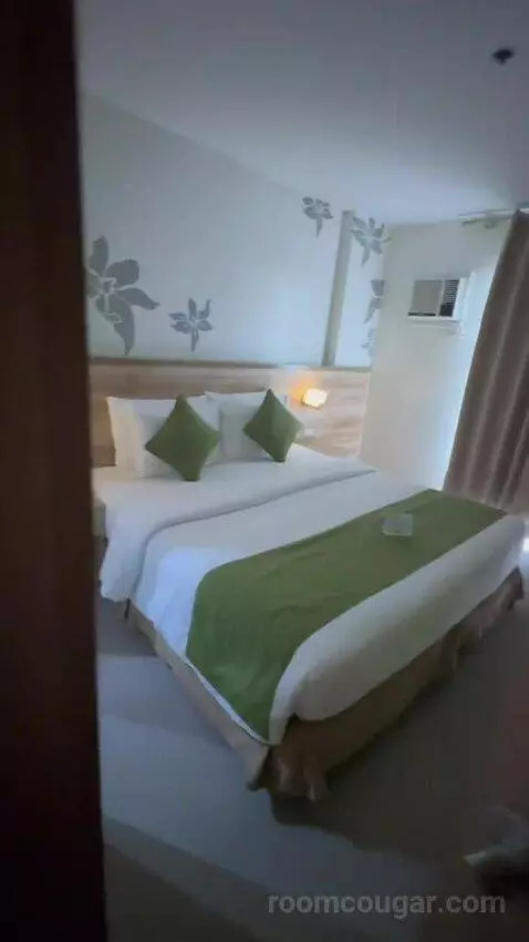Suite bed picture #11