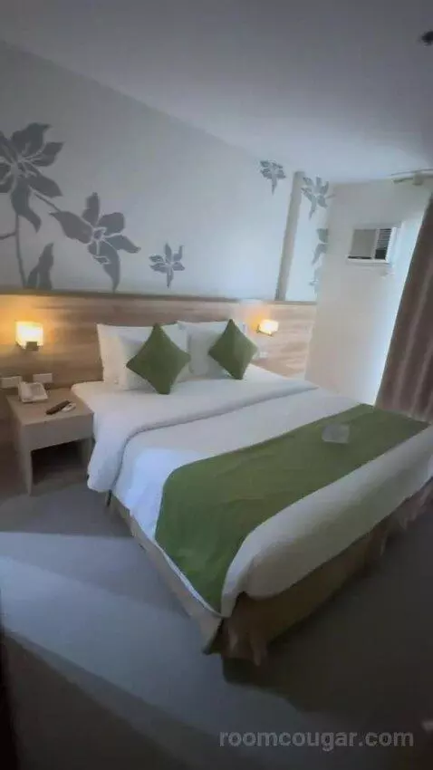 Suite bed picture #12