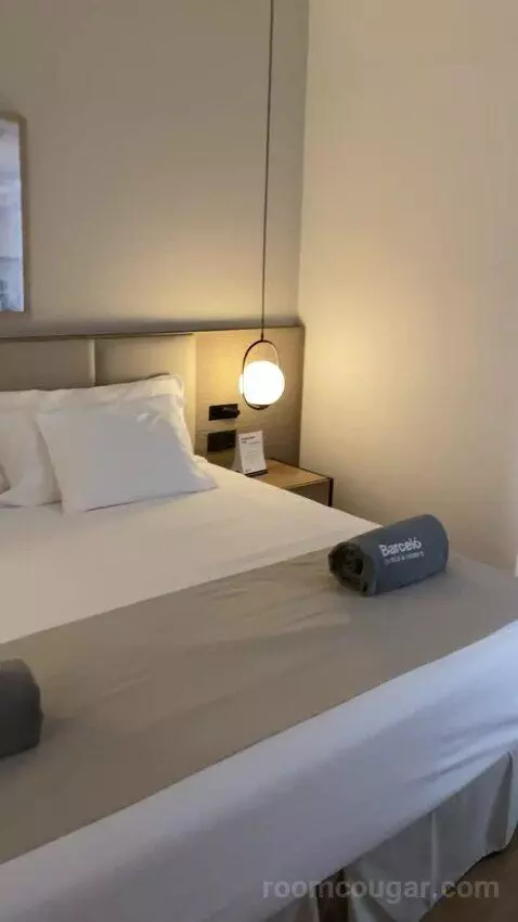 Junior Suite bed picture #3