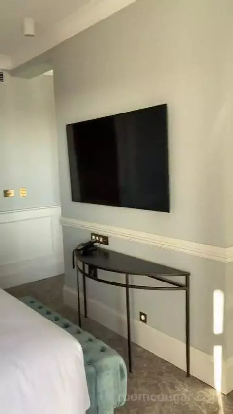 Deluxe Double Room with City View bed picture #3