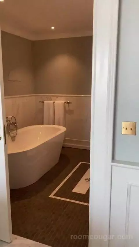 Deluxe Double Room with City View bathroom picture #1