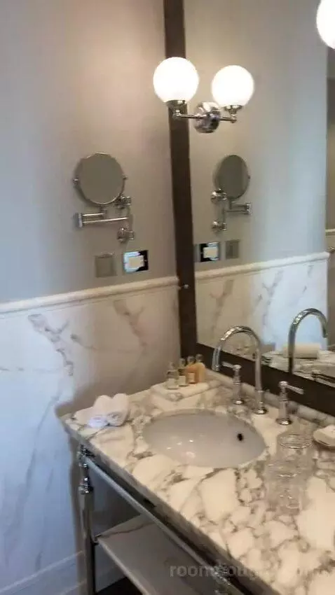 Deluxe Double Room with City View bathroom picture #10