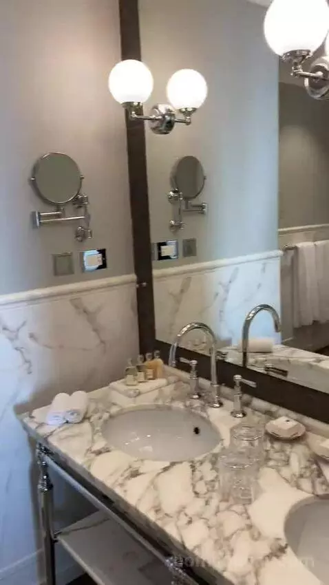 Deluxe Double Room with City View bathroom picture #11