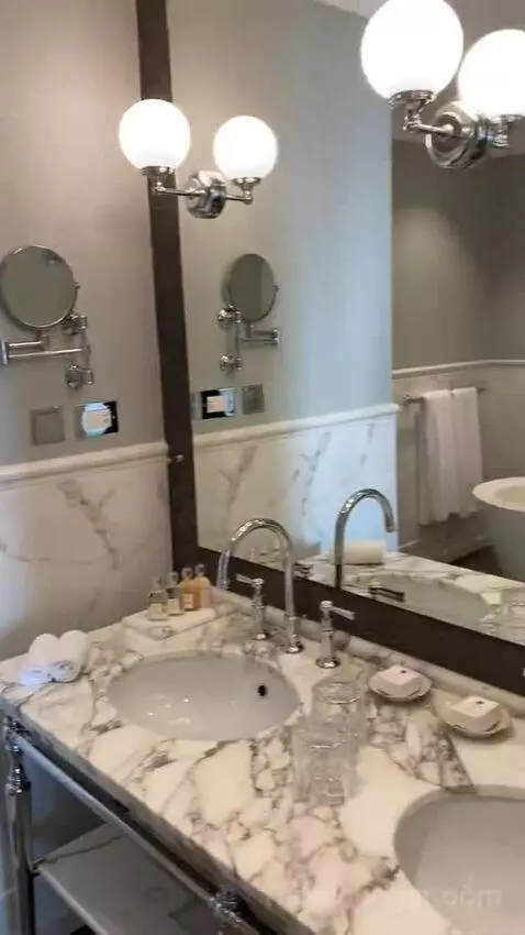 Deluxe Double Room with City View bathroom picture #12