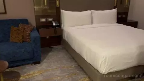 King Room with City View bed picture #11