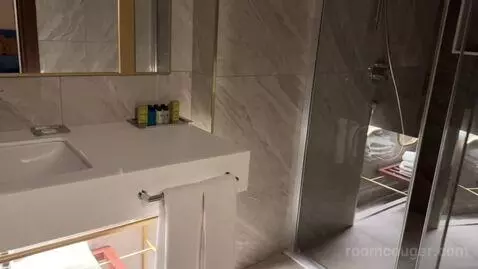 King Room with City View bathroom picture #7