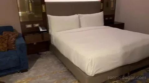 King Room with City View bed picture #6