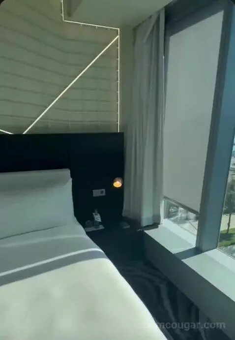 Fabulous King Room bed picture #5